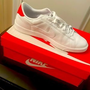 Men Tennis classic size 11 in a half like new only worn once